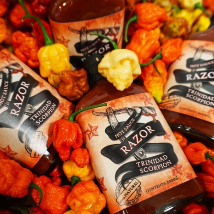 image fun et infernale pour sauce piquante Razor Trinidad Scorpion – disponible sur EPICIERFOU.FR